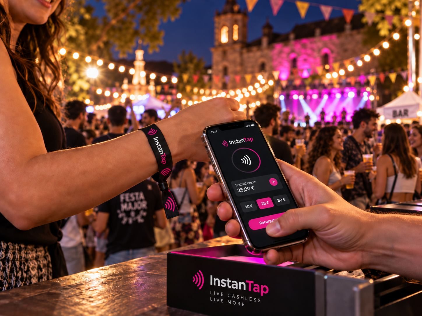 Polsera NFC i mòbil cobrant a la barra d'una festa major