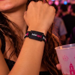 Polsera InstanTap al canell en una festa major